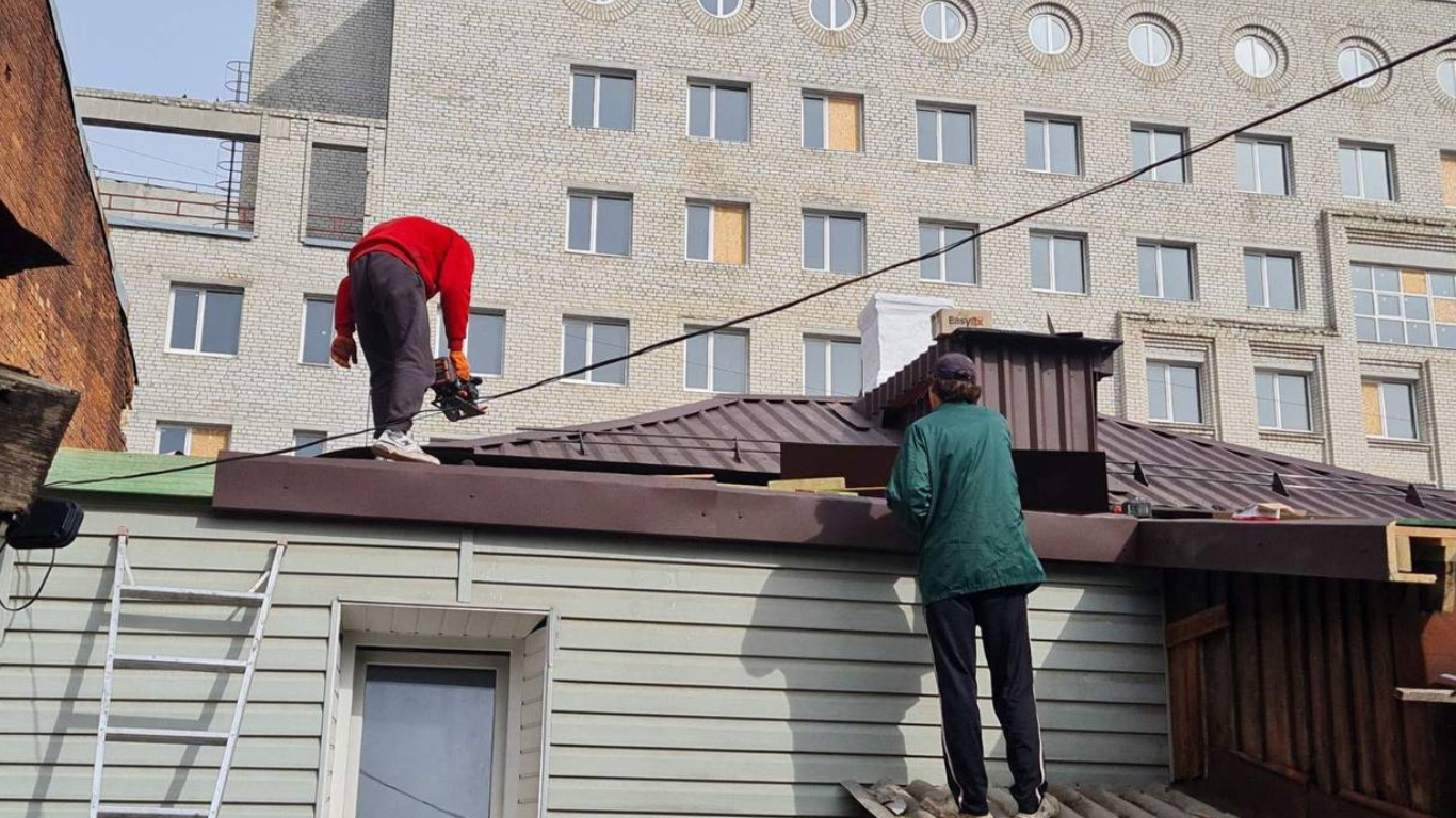 Dak wordt gecontroleerd door vakman